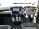 シックな色使いの運転席周りですね。すっきりとしたデザインで上品な色使いです。居心地の良い運転席、長く座ってられるリラックスできるデザインがいいですね。