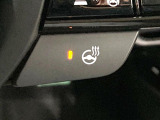 【ステアリングヒーター】冬場に冷たくなりやすい革巻きステアリングを、スイッチ一つで素早く適温に!エアコンよりも早く温まってくれるので、寒い日の運転も快適になりますね♪