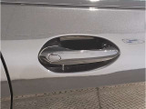 【デザインとの融合】BMWデザイナーが創り出したボディデザインを損なう事のない様に配置とデザインに拘っています。ドアノブについてもBMWの拘りに妥協はありません。