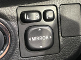 【電動格納ミラー】サイドミラーは電動格納式となっており、狭い駐車場でもキズがつくリスクを抑えられます。