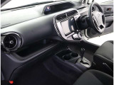 シックな色使いの運転席周りですね。すっきりとしたデザインで上品な色使いです。居心地の良い運転席長く座ってられるリラックスできるデザインがいいですね。
