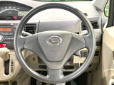 インテリアに合わせたデザインのステアリングは、運転される方のことも考え、運転しやすい形状、大きさです。是非一度、実際に触ってお確かめください。