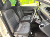 運転席まわりには十分なスペースがあり、大柄な方でもゆったり運転していただける環境です。
