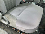 運転席座面にへたりがあります。