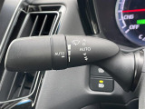 【オートワイパー(AUTO)】雨が降り出した時に、雨滴検出用センサー(レインセンサー)が雨滴を感知すると、自動でワイパーが動作します。