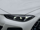 LEDヘッドライト。先進のLEDテクノロジーを採用。照射される白色光の周波特性は太陽に近く、バイキセノンヘッドライトを上回るコントラストでさらに明るく輝きます。悪天候の日でも優れた視認性を発揮します。