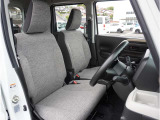 【清潔感のある運転席&助手席】隅々までクリーニングの行き届いた運転席&助手席。目立ったシミや汚れ等もございません。快適なドライブをどうぞ。