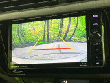 【バックカメラ】駐車時に後方がリアルタイム映像で確認できます。大型商業施設や立体駐車場での駐車時や、夜間のバック時に大活躍!運転スキルに関わらず、今や必須となった装備のひとつです!
