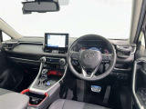 運転席まわりです。 各操作スイッチは使いやすい位置に配置されてます。