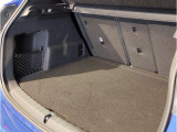 BMWではスペアタイヤが非搭載となるため、スペースは拡大されており、収納スペースとして利用可能。トランクの下にも収納スペースがあり、意外と役に立つスペースでございます。