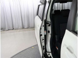 狭いスペースでもドアの開閉が可能です。