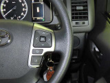 ステアリングスイッチ付きで、運転中に視線を前に向けたまま操作できます。