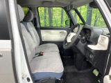 運転席まわりには十分なスペースがあり、大柄な方でもゆったり運転していただける環境です。