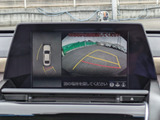 パノラミックビューモニターを装備!上から車両を見下ろしたような映像をナビ画面に表示できます。車両前後左右に搭載した4つのカメラ映像を継ぎ目なく合成!目視では見えない部分もリアルタイムで見れます。
