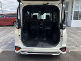 【荷室】サードシートを左右に跳ね上げれば、さらに広くご使用することが出来ます。
