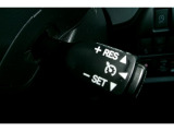 アクセル操作なしでも車が自動で設定したスピードを保ってくれる機能です。長距離の運転、特に高速道路では運転が楽になります。
