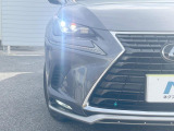 【LEDヘッドライト】悪天候や夜間走行時も良好な視界を確保し安心して運転できる高輝度LEDヘッドライトを装備!点灯速度が早く、消費電力も抑えられています。