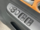 【電動格納ミラー】サイドミラーは電動格納式となっており、狭い駐車場でもキズがつくリスクを抑えられます。