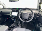 運転席まわりです。 各操作スイッチは使いやすい位置に配置されてます。