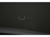 ヘッドアップディスプレイ。フロントガラス部分に運転速度やカーナビゲーションなどの情報を映しだします。
