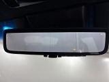 【デジタルルームミラー】車両後方カメラの映像をルームミラーに映すことが出来ます。 そのため、後席に人や荷物があって後方が見えづらい場合でもしっかり視界を確保することが出来ます。