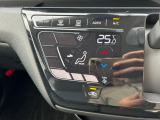 【オートエアコン】一度お好みの温度に設定すれば、車内の温度を検知し風量や温度を自動で調整。暑い&hellip;寒い&hellip;と何度もスイッチ操作をする必要はありません。快適な車内空間には必須の機能ですね♪