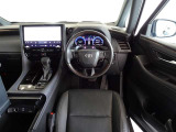 ウッド調と革巻きステアリングで快適な操作性の運転席です。