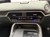 運転席・助手席にはシートヒーター、ベンチレーションを、またステアリングにもヒーターを内蔵。寒季節にも安全で快適な操作をサポートします。