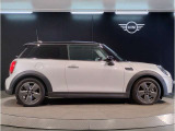 ご納車後も全国約200拠店のBMW正規ディーラーサービス工場にて保証対応いたします。お近くのBMW正規ディーラーをご案内の上、アフターメンテナンスをお受け頂けますので、安心してお乗りいただけます!!