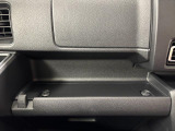 助手席側のインパネは多機能!間口の広くて使いやすいトレイや何かと工具や買い物袋を掛けれる便利なフック付き!