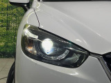 【LEDヘッドライト】悪天候や夜間走行時も良好な視界を確保し安心して運転できる高輝度LEDヘッドライトを装備!点灯速度が早く、消費電力も抑えられています。