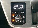 【オートエアコン】一度お好みの温度に設定すれば、車内の温度を検知し風量や温度を自動で調整。暑い&hellip;寒い&hellip;と何度もスイッチ操作をする必要はありません。快適な車内空間には必須の機能ですね♪