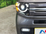 【LEDヘッドライト】悪天候や夜間走行時も良好な視界を確保し安心して運転できる高輝度LEDヘッドライトを装備!点灯速度が早く、消費電力も抑えられています。