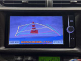 バックガイドモニター付きです。車の後方に小型カメラが付いており、バックする際の後方の様子をモニター上に表示します。