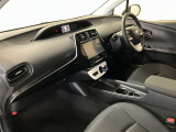 シックな色使いの運転席周りですね。すっきりとしたデザインで上品な色使いです。居心地の良い運転席、長く座ってられるリラックスできるデザインがいいですね。