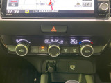 【オートエアコン】一度お好みの温度に設定すれば、車内の温度を検知し風量や温度を自動で調整。暑い&hellip;寒い&hellip;と何度もスイッチ操作をする必要はありません。快適な車内空間には必須の機能ですね♪