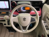 インテリアに合わせたデザインのステアリングは、運転される方のことも考え、運転しやすい形状、大きさです。是非一度、実際に触ってお確かめください。