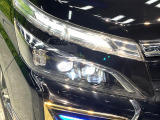 【LEDヘッドライト】悪天候や夜間走行時も良好な視界を確保し安心して運転できる高輝度LEDヘッドライトを装備!点灯速度が早く、消費電力も抑えられています。