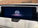 【12.3インチマツダコネクト】車内の雰囲気にマッチした大型ディスプレイ。スマホ接続でのナビ使用やBluetooth再生等、様々な機能が楽しめます。直感的なダイヤル操作が可能で、使い勝手も良好です。