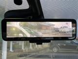 【インテリジェントルームミラー】車両後方カメラの映像をルームミラーに映すことが出来ます。 そのため、後席に人や荷物があって後方が見えづらい場合でもしっかり視界を確保することが出来ます。