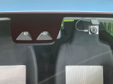 【スマートアシスト】走行中に前方の車両等を認識し、衝突しそうな時は警報とブレーキで衝突回避と被害軽減をアシスト。より安全にドライブをお楽しみいただけます。