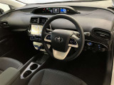 運転席周りのレイアウトをご覧ください。ナビゲーションが綺麗に装着されすっきり収まってますね!
