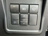 排出ガス浄化スイッチ、オートマチックハイビームスイッチ、ラウンジ照明調光スイッチ、ヘッドランプクリーナースイッチ。