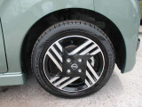 日産純正のアルミホイールが装着されてます。ボディデザインとマッチしておりカッコイイですね。