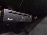 DVDプレーヤーは助手席側のグローブBOX下部に取付されております。