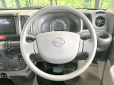 インテリアに合わせたデザインのステアリングは、運転される方のことも考え、運転しやすい形状、大きさです。是非一度、実際に触ってお確かめください。