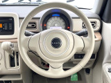 インテリアに合わせたデザインのステアリングは、運転される方のことも考え、運転しやすい形状、大きさです。是非一度、実際に触ってお確かめください。
