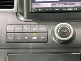 【オートエアコン】一度お好みの温度に設定すれば、車内の温度を検知し風量や温度を自動で調整。暑い&hellip;寒い&hellip;と何度もスイッチ操作をする必要はありません。快適な車内空間には必須の機能ですね♪