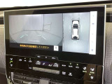 パノラミックビューモニターを装備。駐車場や交差点でクルマを真上から見るように周囲を確認できます。機能の詳細は販売店スタッフまでおたずねください。