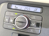 【オートエアコン】一度お好みの温度に設定すれば、車内の温度を検知し風量や温度を自動で調整。暑い&hellip;寒い&hellip;と何度もスイッチ操作をする必要はありません。快適な車内空間には必須の機能ですね♪